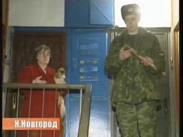 Un militaire russe essaye de sauver un chat...
