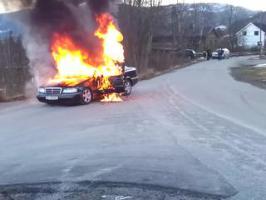 Des pompiers éteignent une voiture en feu Fail